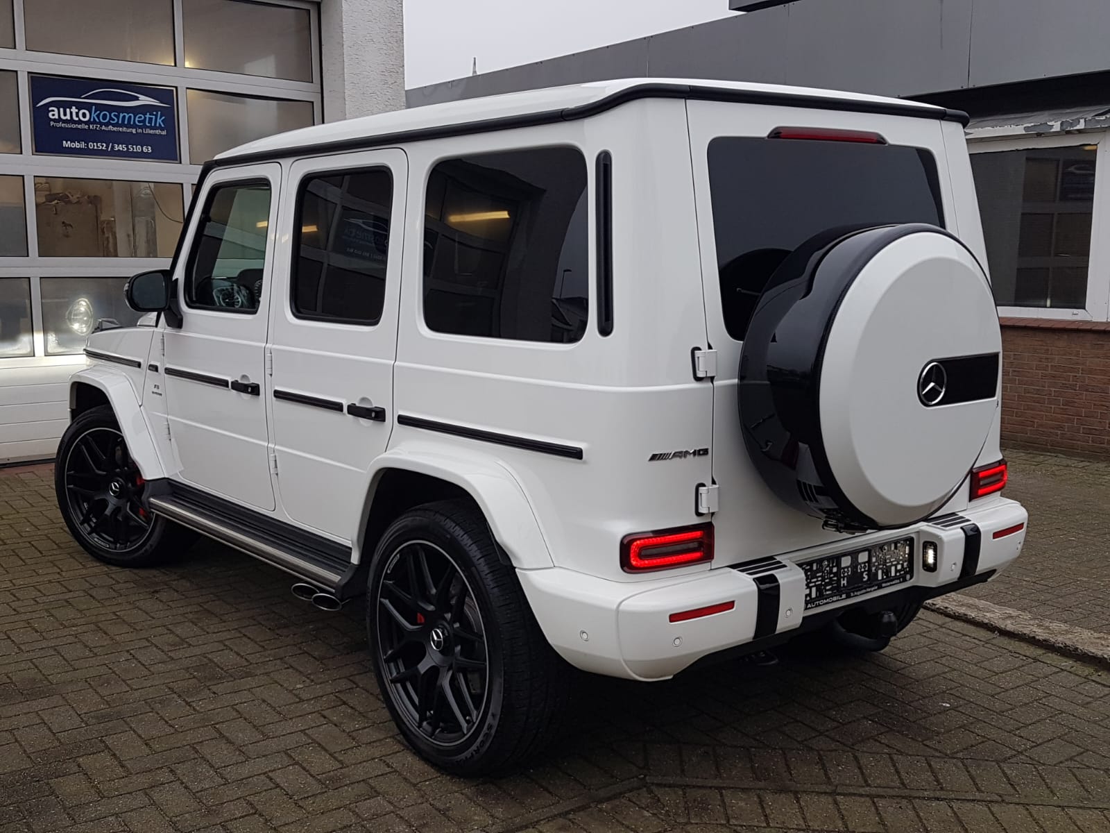 Mercedes-AMG G 63 weiß – Heckansicht vor dem Autokosmetik Studio