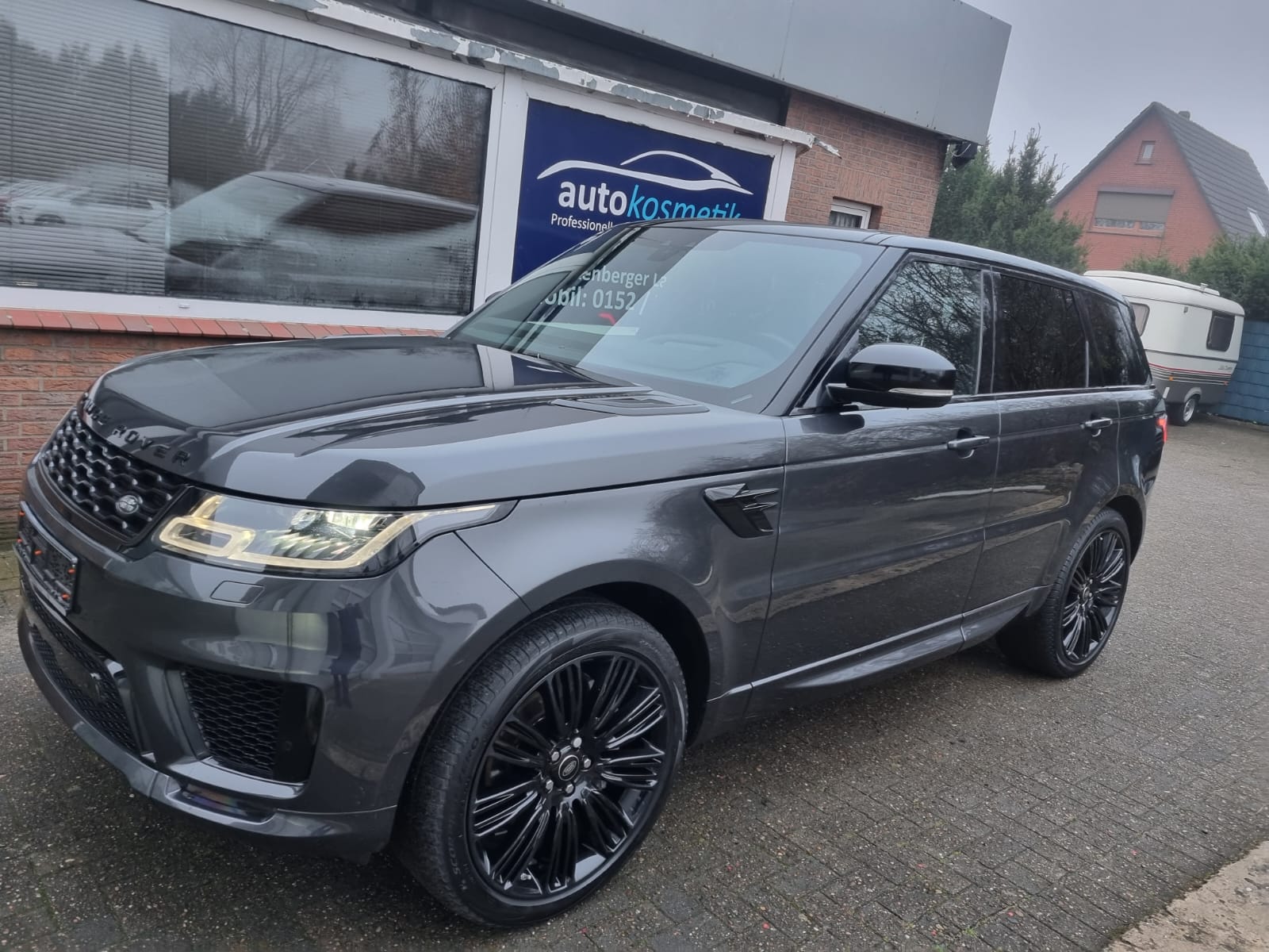 Range Rover Sport grau – Frontansicht nach Lackaufbereitung