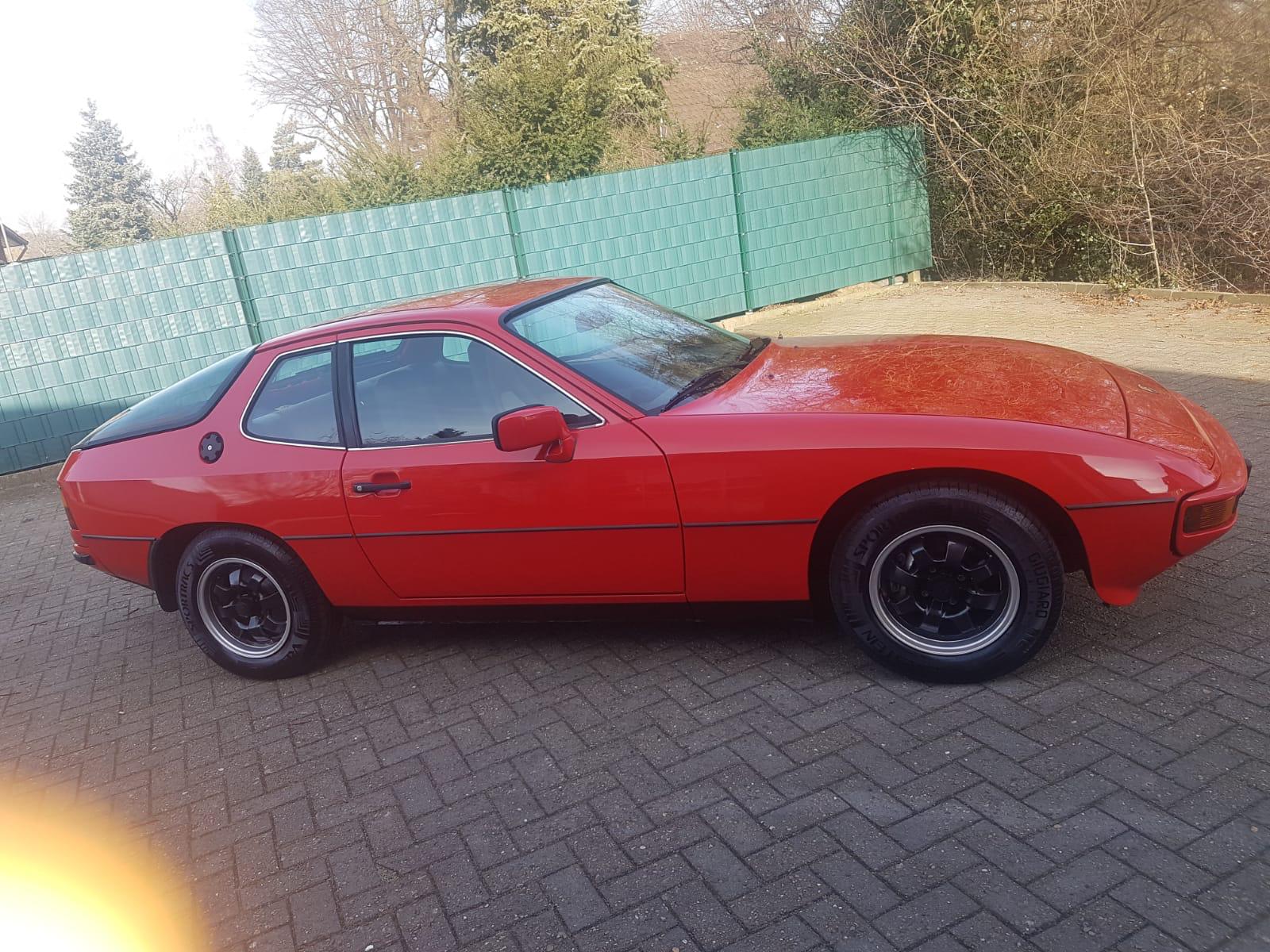 Porsche 924 rot – Seitenansicht Oldtimer-Aufbereitung