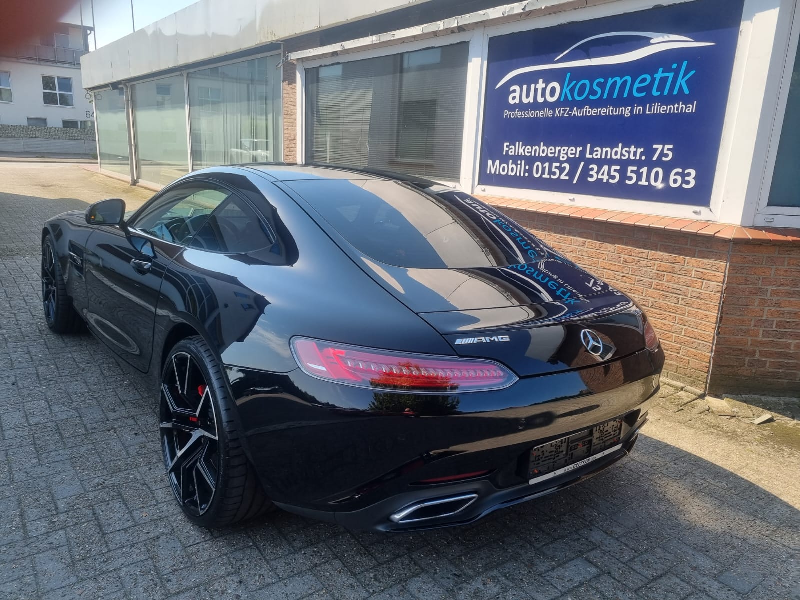 Mercedes-AMG GT schwarz – Hochglanz vor dem Studio in Lilienthal