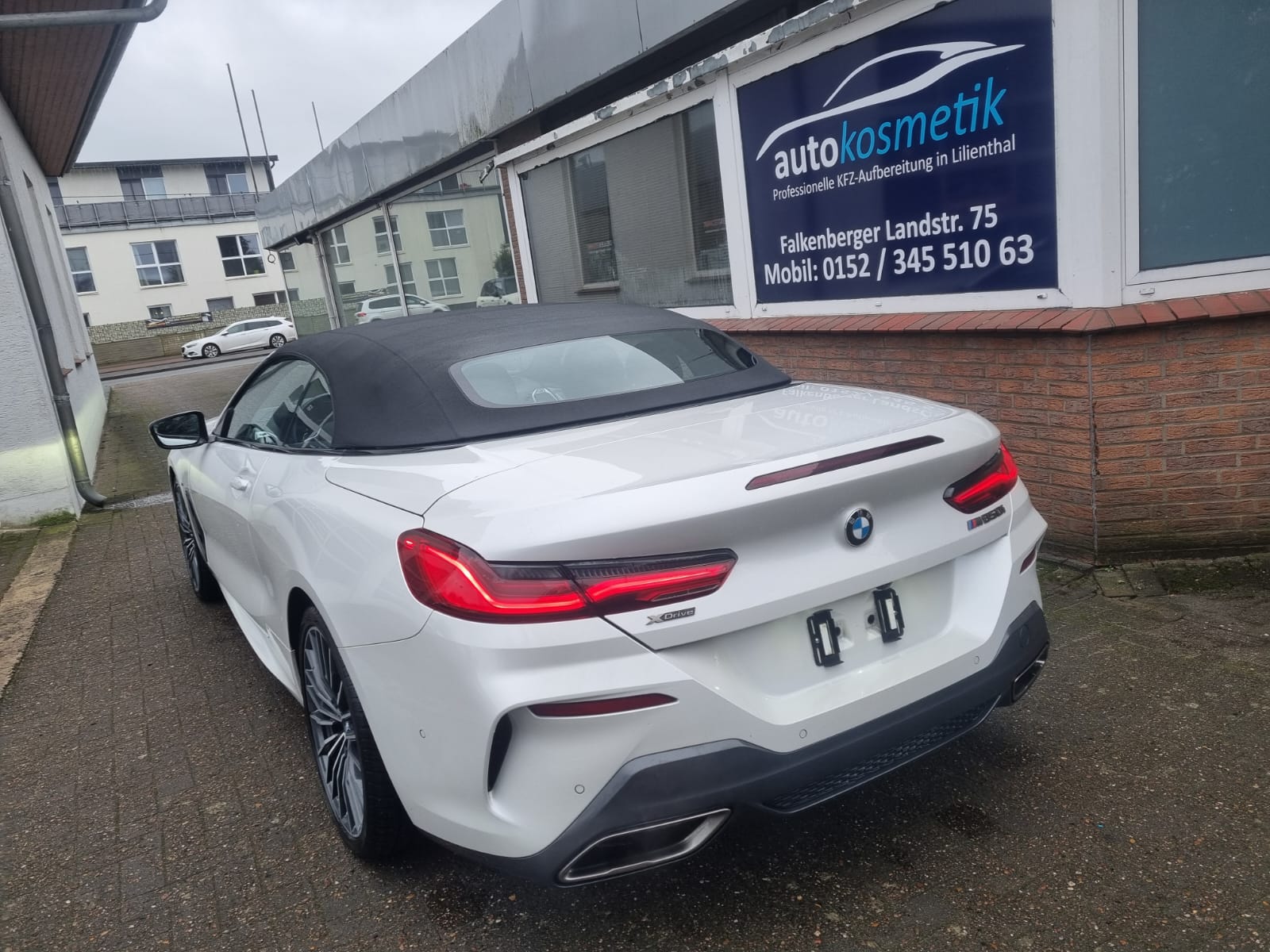 BMW M850i Cabrio weiß – Seitenansicht vor dem Studio