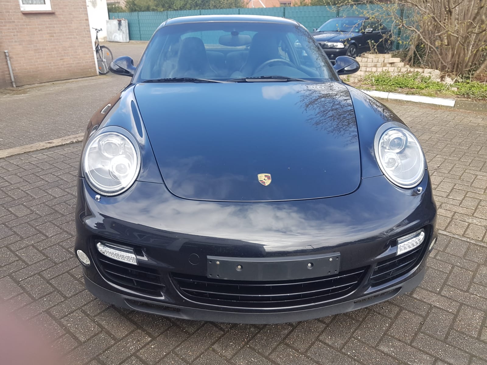 Porsche 911 (997) Turbo schwarz – Frontansicht nach Politur