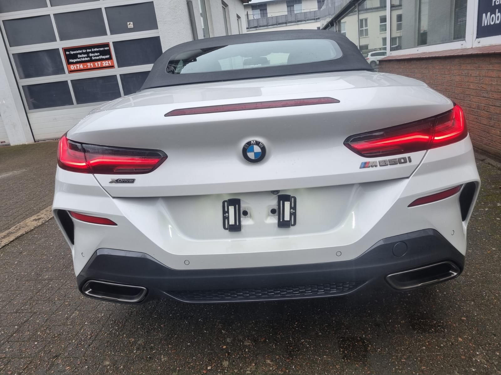 BMW M850i Cabrio weiß – Heckansicht