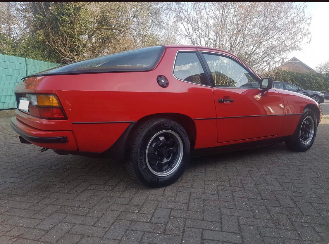 Porsche 924 rot – Oldtimer-Aufbereitung